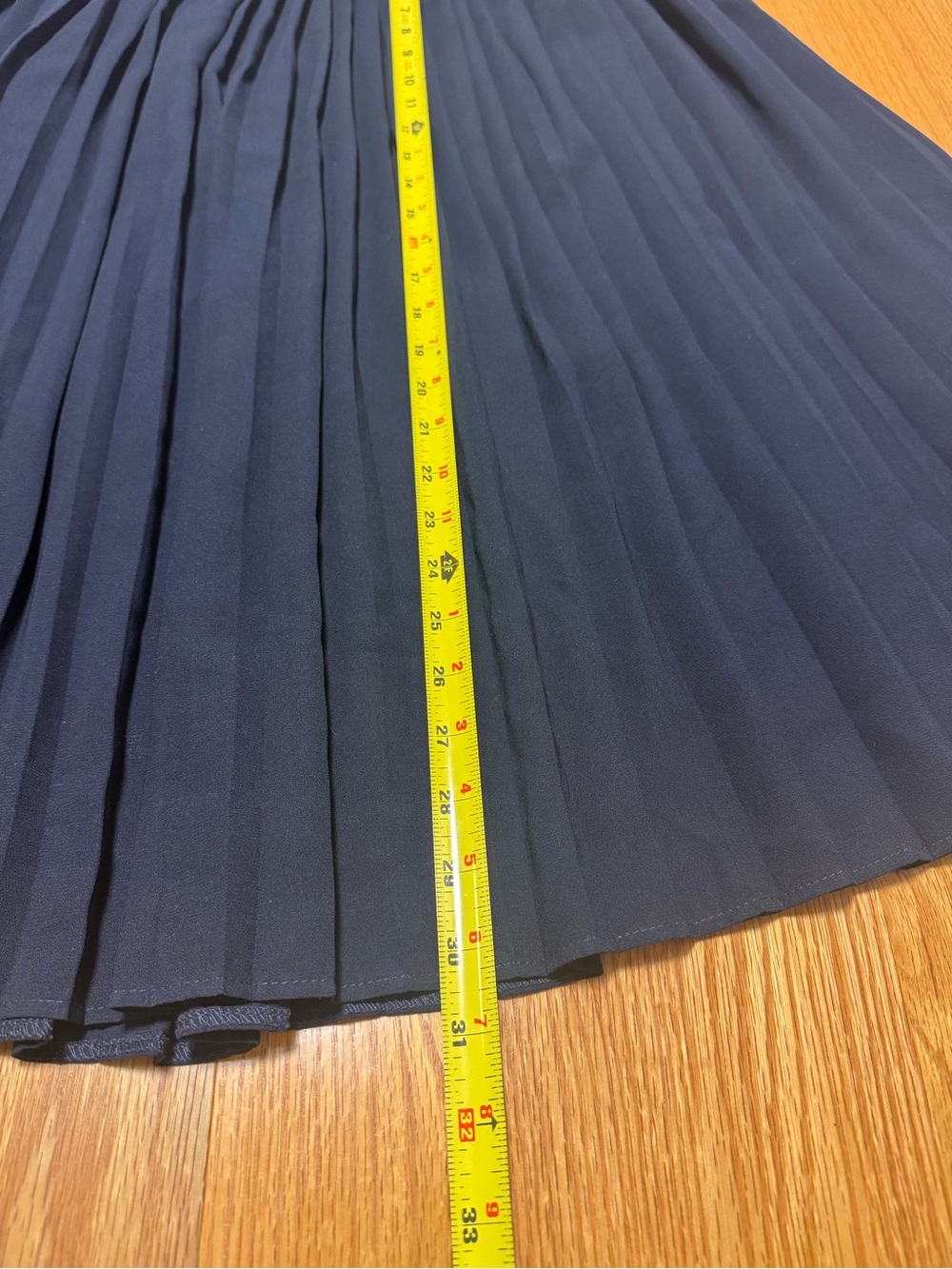 Pleated Midi Skirt in Black - Elegant Everyday Style - Picture 3 of 4